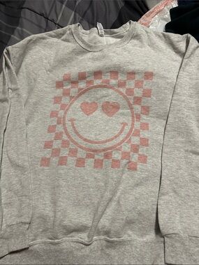 Women’s Gray Sweatshirt with Pink Heart-Eyes Smile Graphic